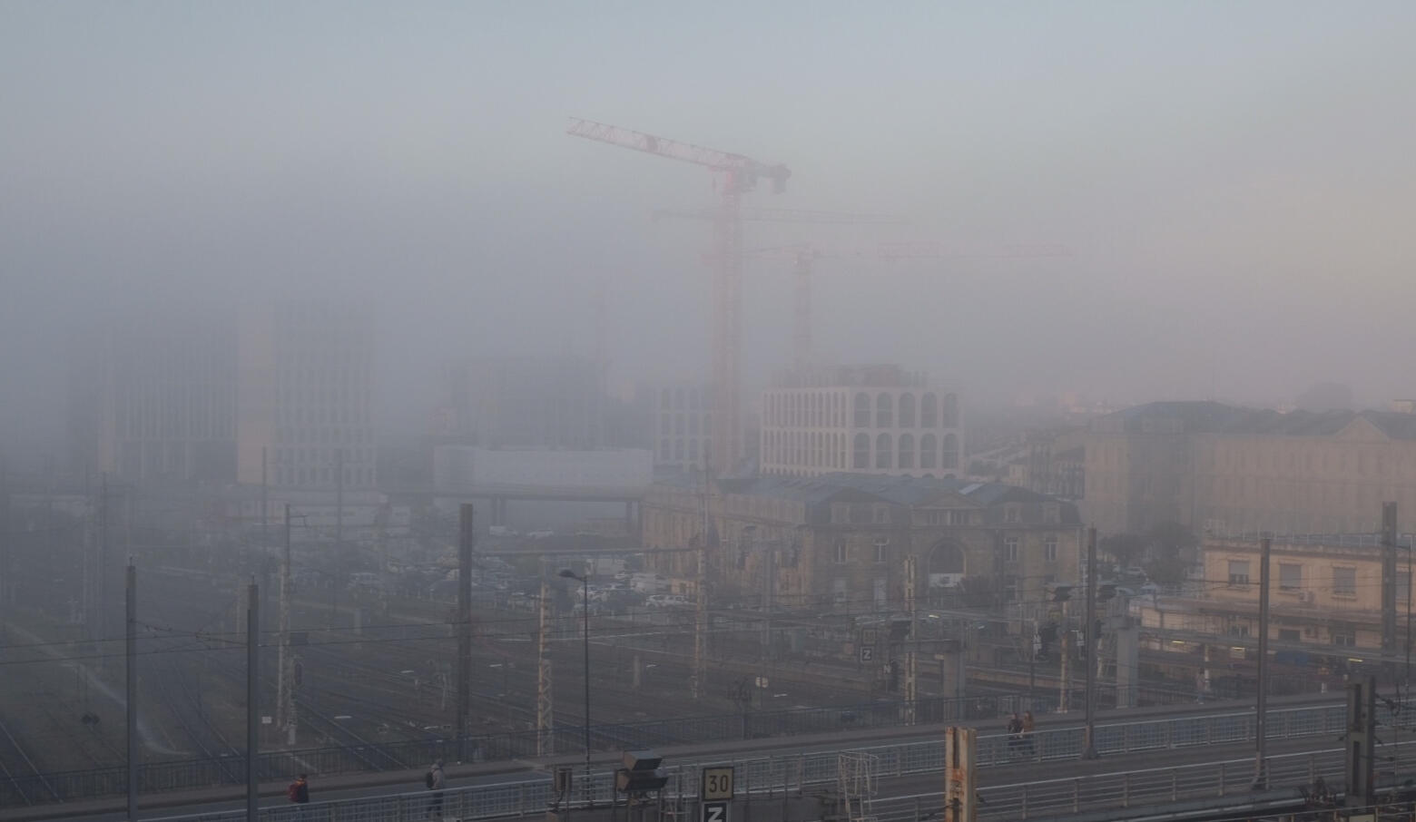 Aperçu de la gare Saint-Jean à Bordeaux avec beaucoup de pollution.