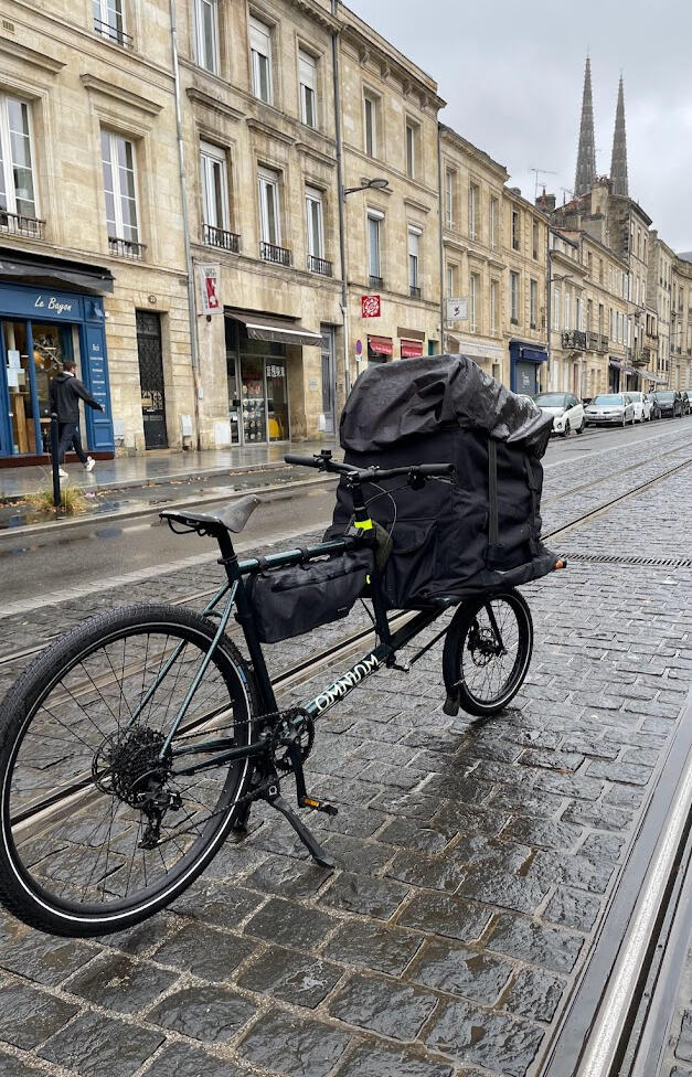 Livraison à vélo cargo sur les rails du tram vers la cathédrale Saint-André et Pey-Berland.