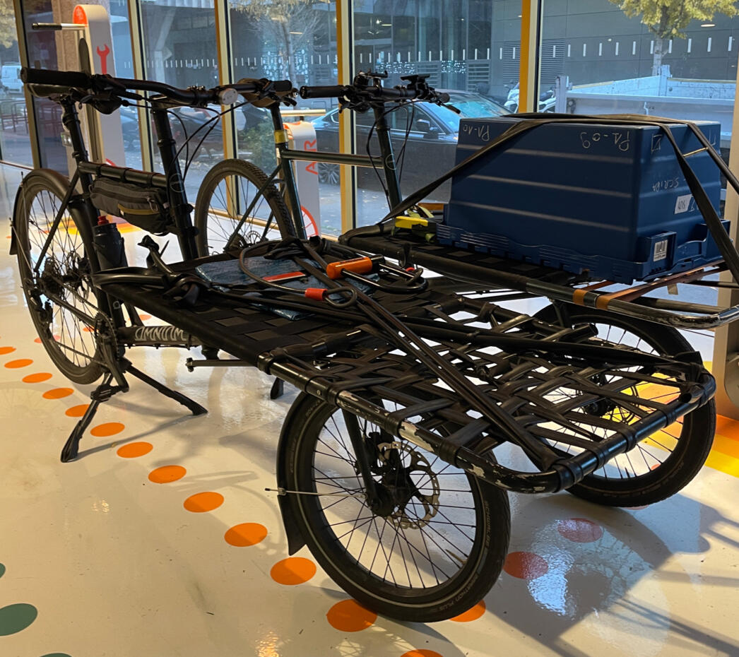 Vélos cargos garés au départ vers Mériadeck, chargés avec une caisse bleue.
